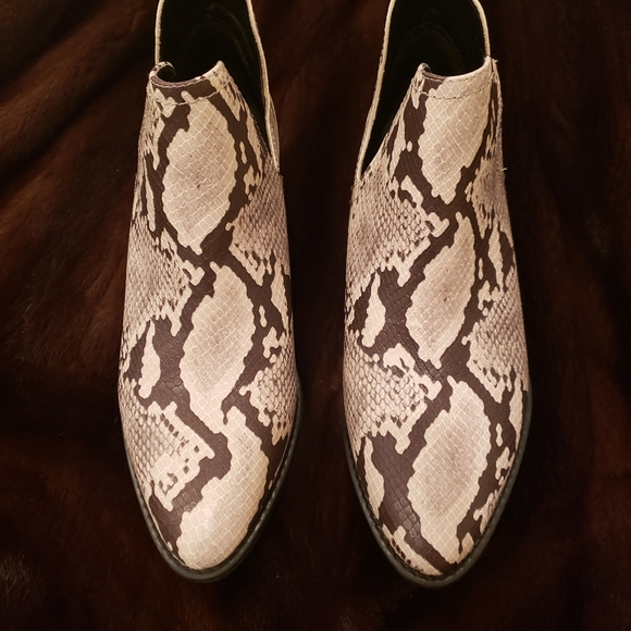 NWOT- Steve Madden Low heel Booties- 10 - Picture 1 of 7
